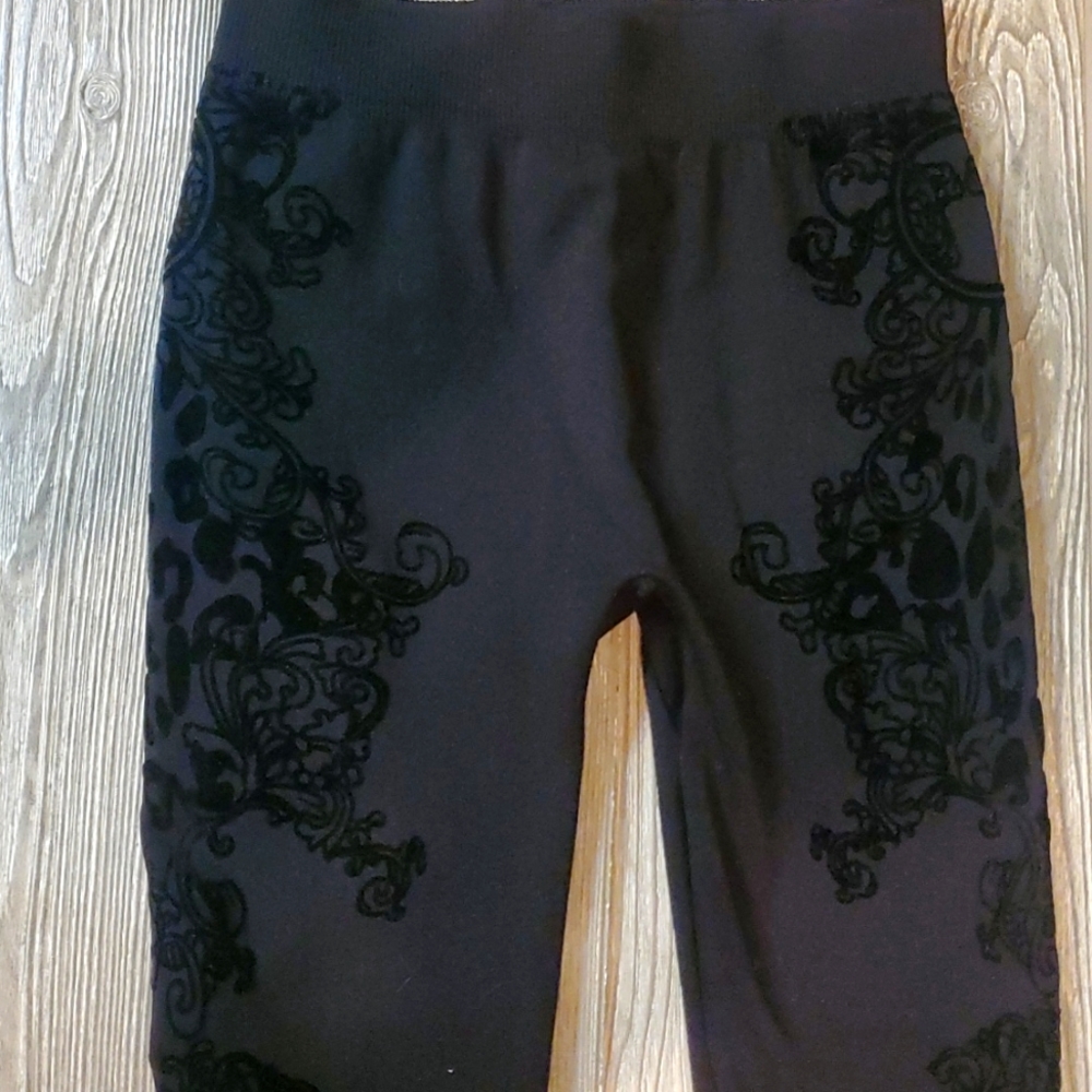 Black leggings with velvety pattern on the sides